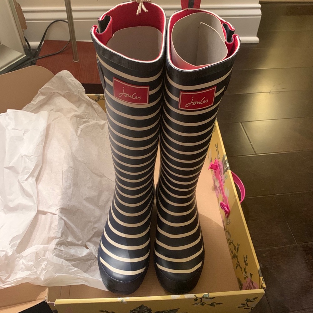 Joules rain boots in navy stripe!!